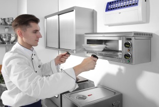 Opiekacz salamander montaż ścienny 2000W regulacja 50–300°C 4 poziomy rusztu HENDI 264119