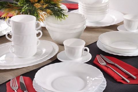 Produkt Trianon Arcoroc w zestawie z talerzami Produkt Trianon Arcoroc w zestawie z talerzami