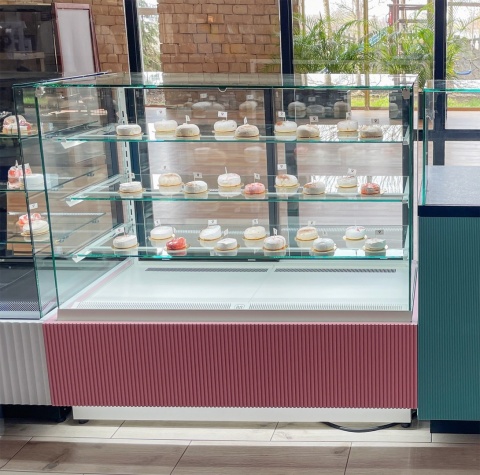 Podświetlane półki w witrynie cukierniczej Dolce Visione – ekspozycja deserów Podświetlane półki w witrynie cukierniczej Dolce Visione – ekspozycja deserów