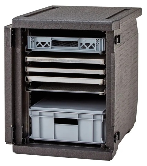 Widok załadunku tac i koszy w pojemniku termoizolacyjnym Cambro Cam GoBox 155 L
