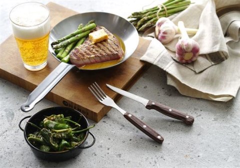 elegancki widelec do mięs HENDI Profi Line wraz z nożem na stole
