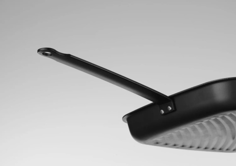 patelnia gastronomiczna 627983 z długą stalową rączką i dzióbkiem do tłuszczu
