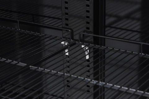szafa chłodnicza RQ770-BLACK wnętrze półki