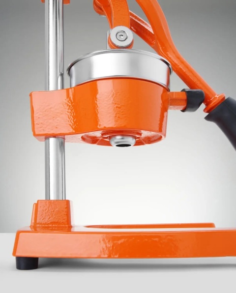 Ręczna wyciskarka BarUp żeliwna pomarańczowa – zbliżenie na stalową praskę i pojemnik