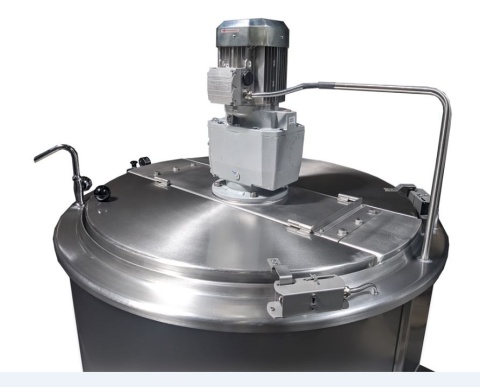 kocioł warzelny gastronomiczny 300 l RQK-305ERM z grzaniem pośrednim zblizenie na pokrywe wraz z mieszadlem