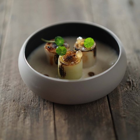 miska z kamionki Fine Dine Mia Black z potrawą 778104