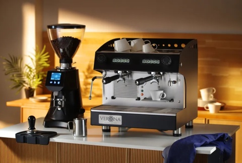 ekspres kolbowy Verona Julia Compact czarny na stanowisku baristy