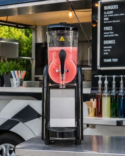 granitor na stole przed foodtruckiem pełen granity truskawkowej