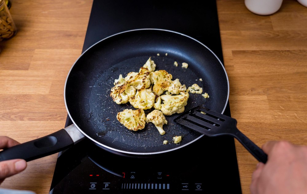 Patelnia teflonowa z potrawą – trwałe i nieprzywierające naczynie kuchenne do zdrowego smażenia