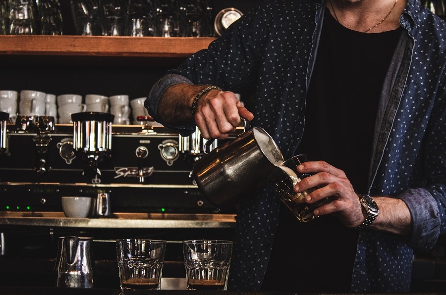 🧑‍🍳 Kto to jest barista i jak wyposażyć jego stanowisko pracy? Praktyczny przewodnik