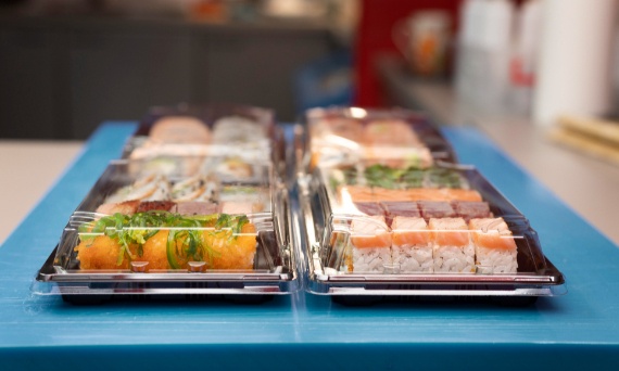🧊 Sprzęt chłodniczy do bufetu i cateringu eventowego – jak zapewnić odpowiednią temperaturę serwisu latem?