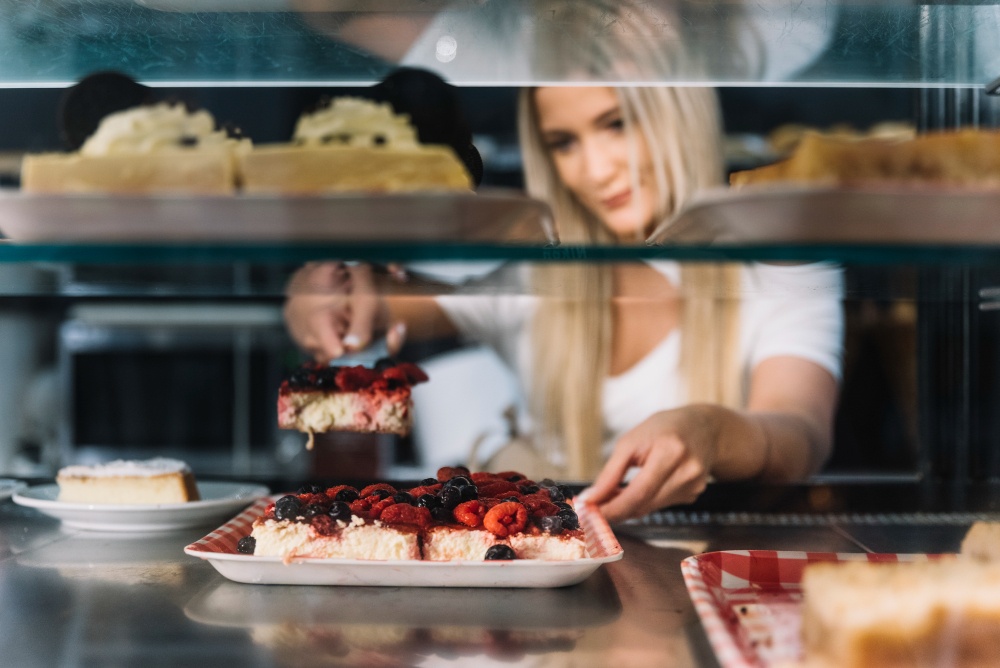 🍰 Jak wyposażyć cukiernię z salą sprzedażową? Praktyczny przewodnik dla właścicieli