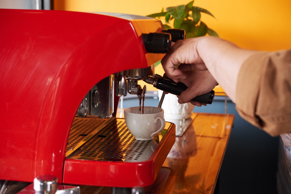 ☕ Jak działa ekspres ciśnieniowy? Kawa pod wysokim ciśnieniem, czyli technologia w filiżance
