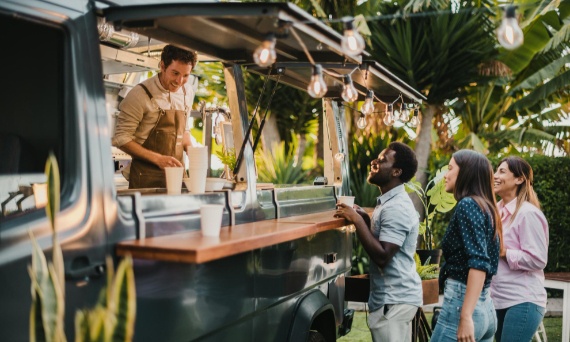 Jak otworzyć food trucka? Praktyczny poradnik na start sezonu mobilnej gastronomii