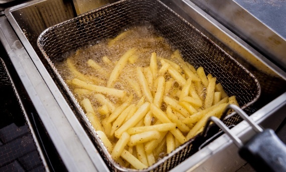 Jak wybrać frytownicę gastronomiczną do lokalu?