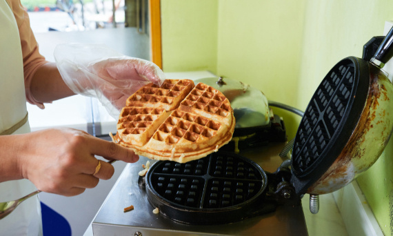 Jak wybrać profesjonalną gofrownicę? Przewodnik dla kawiarni, restauracji i punktów mobilnych