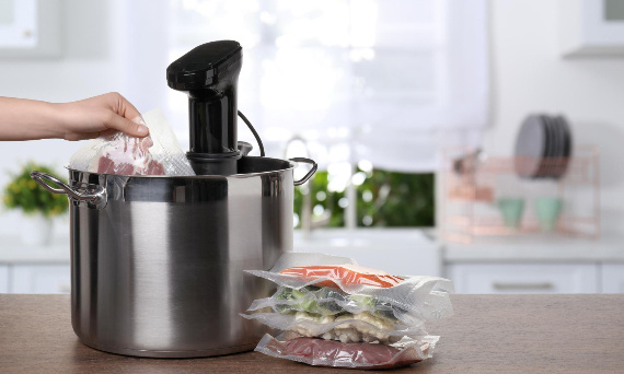 Sous-vide w gastronomii – jak gotować w próżni i odkryć nowe smaki? 🥩🥦