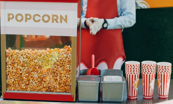 Popcorn, który przyciąga tłumy! Jaką maszynę do popcornu wybrać do lokalu i na event?