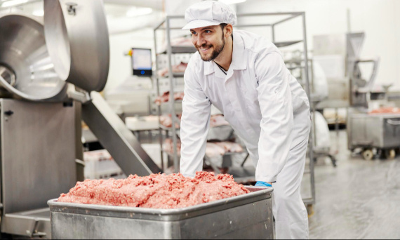 🥩 Jakie maszyny do obróbki mięsa warto mieć w gastronomii? Przewodnik po wilkach, kotleciarkach, nadziewarkach i opiekaczach.