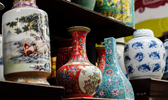 Porcelana: historia, produkcja i właściwości ceramicznego wyrobu