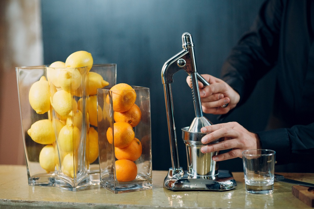 Jak wybrać urządzenie do wyciskania cytrusów w gastronomii? Poradnik praktyczny