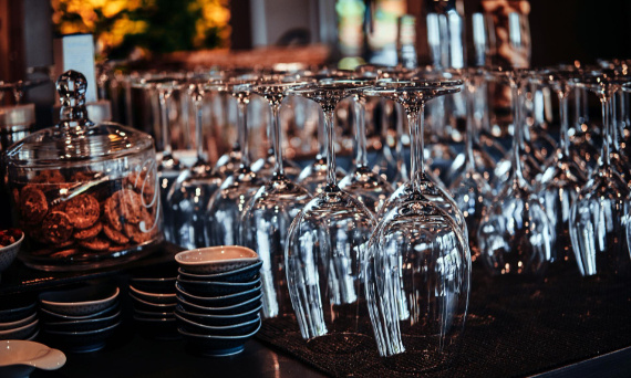 Szkło gastronomiczne w restauracji — jak dobrać odpowiednie szklanki, kieliszki i karafki do serwisu?