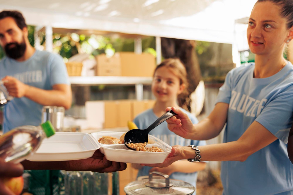 Jak serwować gorące dania w terenie? Termosy gastronomiczne i kociołki elektryczne