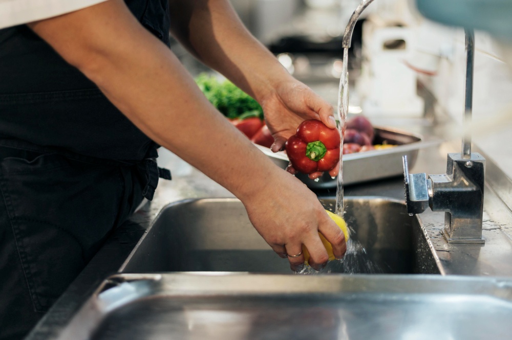 Jak wybrać profesjonalny zlew gastronomiczny – poradnik dla restauratorów