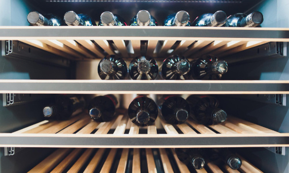 Jak prawidłowo przechowywać wino w gastronomii? Poradnik na letnie dni