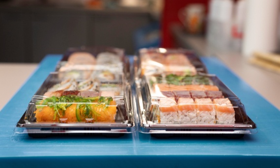 Chłodzenie bez prądu w bufecie i cateringu – witrynki z wkładami chłodzącymi