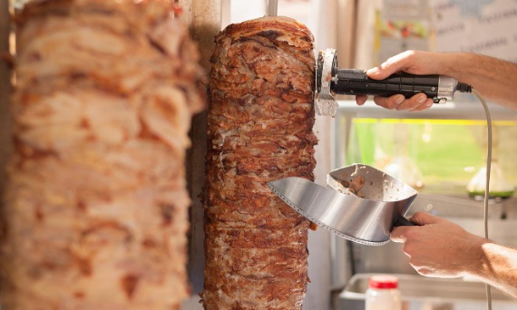Jak otworzyć kebab w 2026 roku? Wyposażenie, wymogi sanitarne i organizacja zaplecza