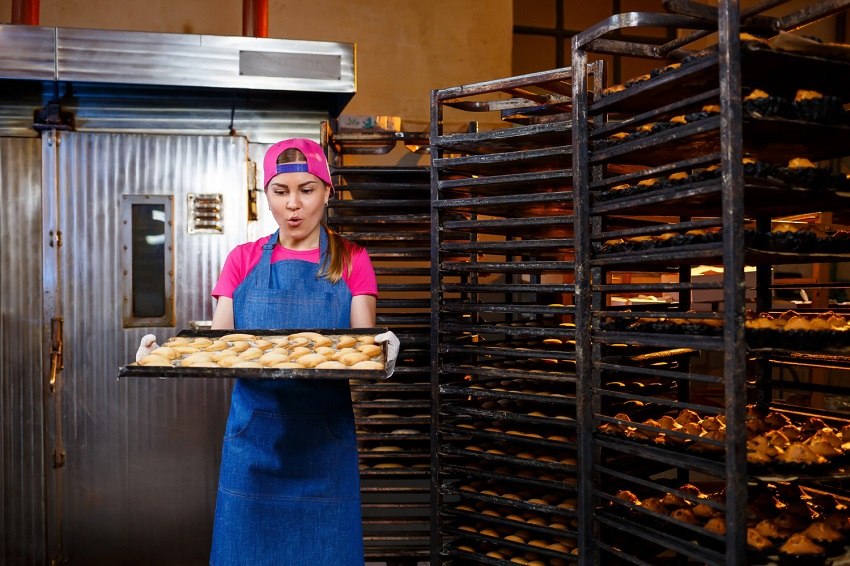 DUŻA KUCHNIA GASTRONOMICZNA I RUSZTA DO PIECZENIA W PIECU KONWEKCYJNYM