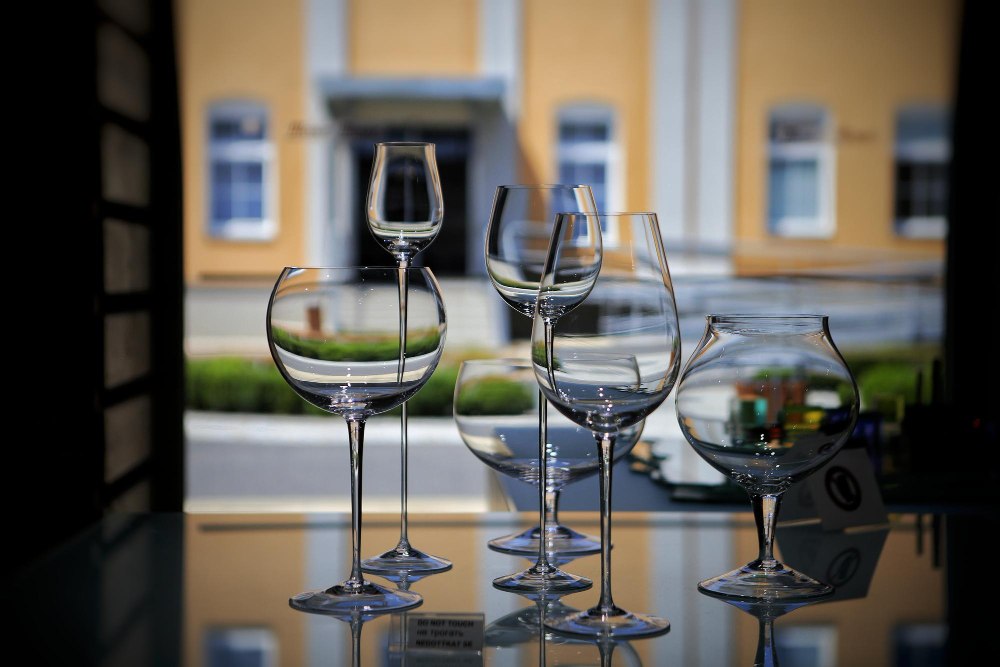 Kieliszki do wina kryształowe i hartowane Lav – stylowe szkło do restauracji, wine barów i cateringu, gotowe na intensywną eksploatację.
