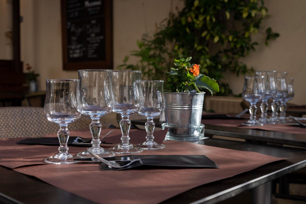 Zbliżenie na kieliszki do wina w lokalu gastronomicznym – elegancja i jakość serwisu w każdej kropli.