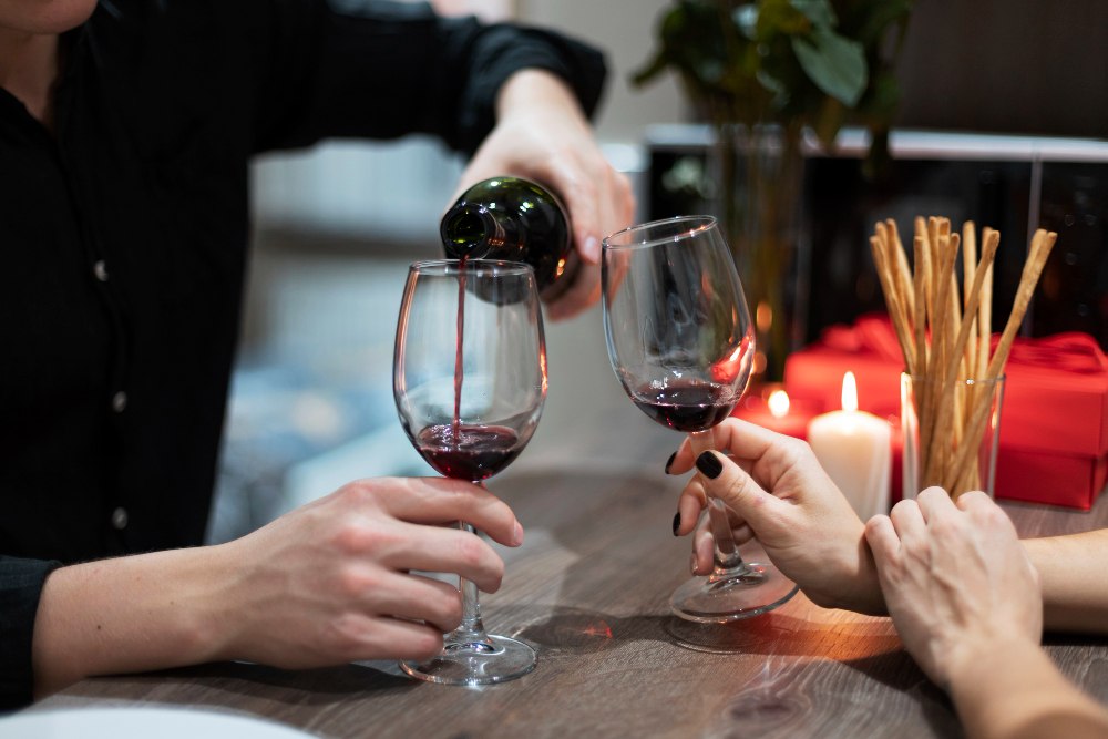 Serwowanie wina w restauracji – profesjonalne użycie kieliszków Lav do białego i czerwonego wina.