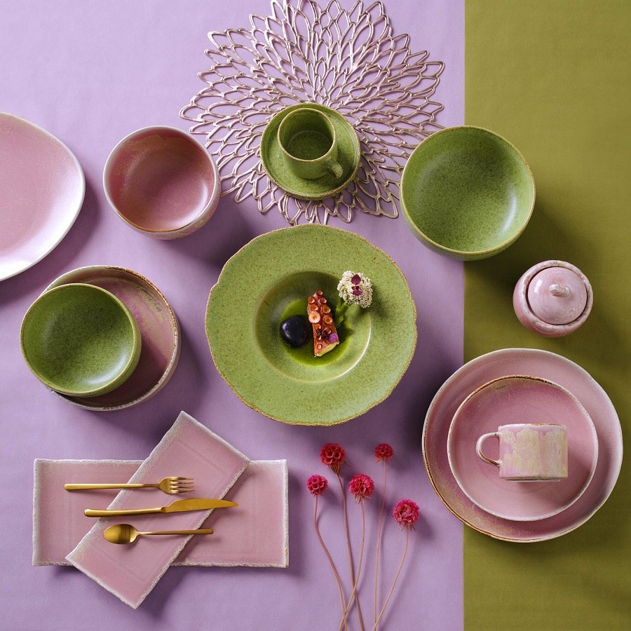 Elegancka porcelana Fine Dine na stole w restauracji fine dining – serwis a la carte
