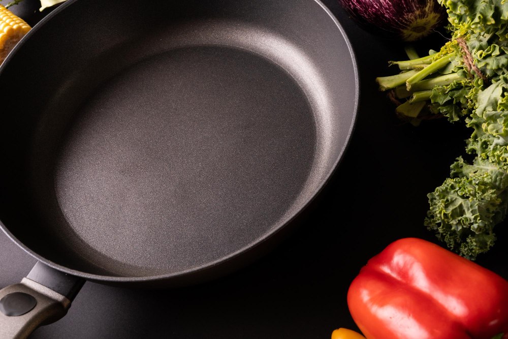 Patelnia tytanowa do smażenia bez tłuszczu – odporna na zarysowania, idealna do kuchni domowej i gastronomicznej