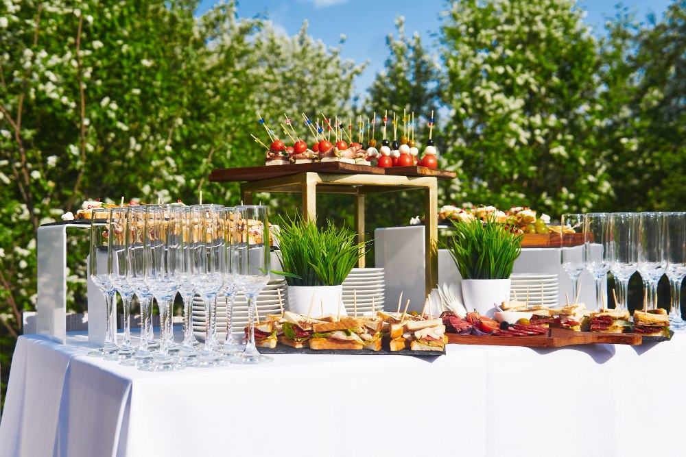 Letni catering eventowy z obsługą i stołami chłodzącymi