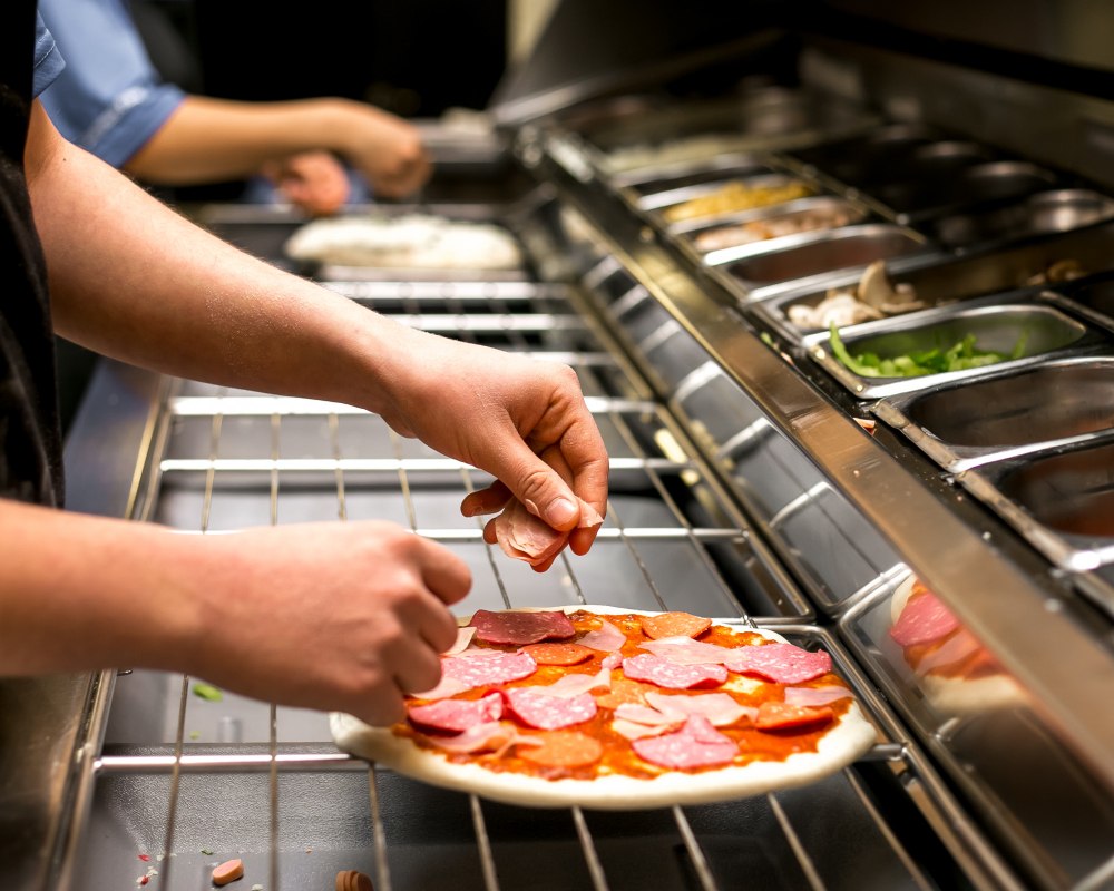 Stół sałatkowy w pizzerii z nadstawką na składniki
