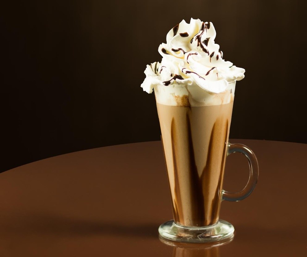 latte w wysokiej szklance z syropem waniliowym