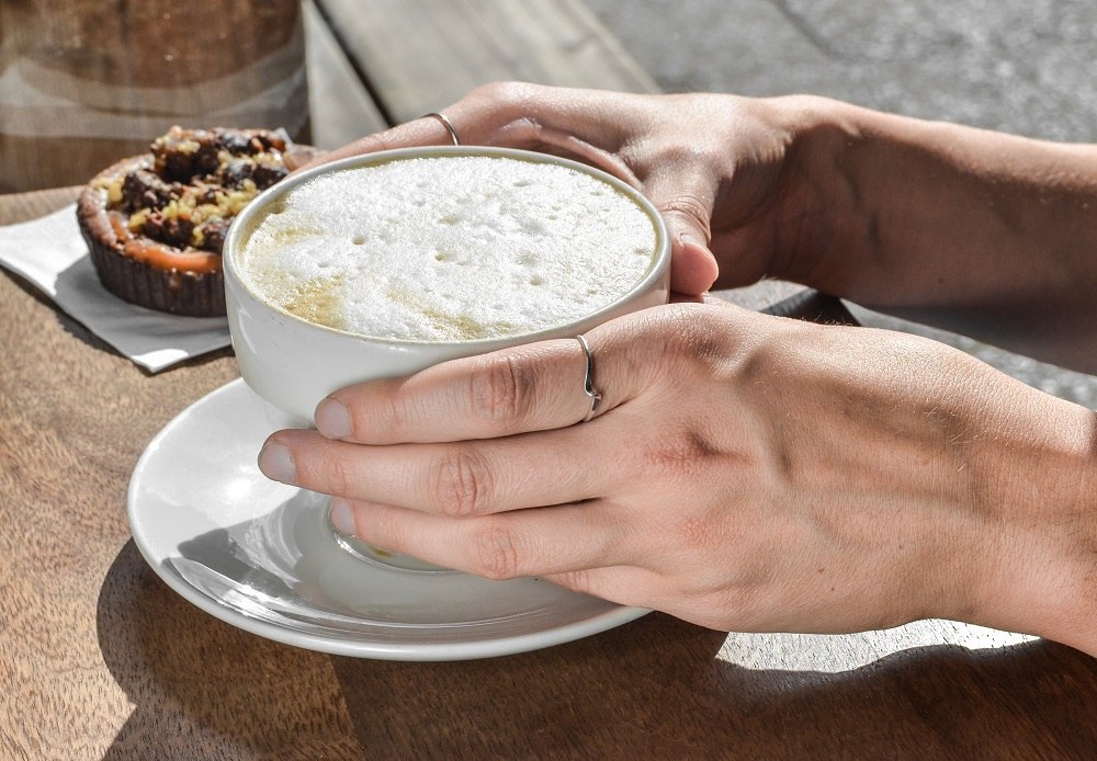 cappuccino z grubą warstwą pianki w porcelanowej filiżance