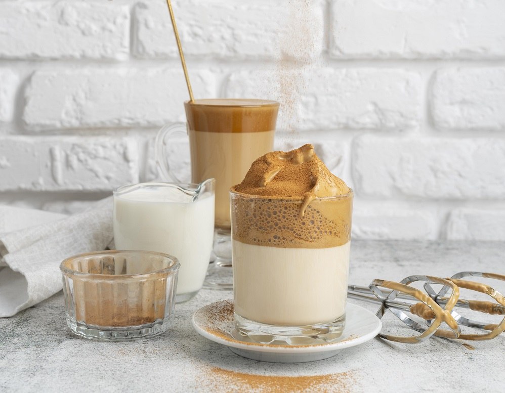 espresso, mleko i spieniacz – składniki do kaw mlecznych