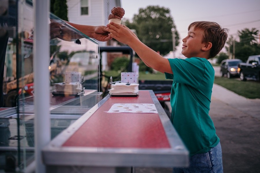 Minimalistyczne menu food trucka z lodami, goframi i słodkościami