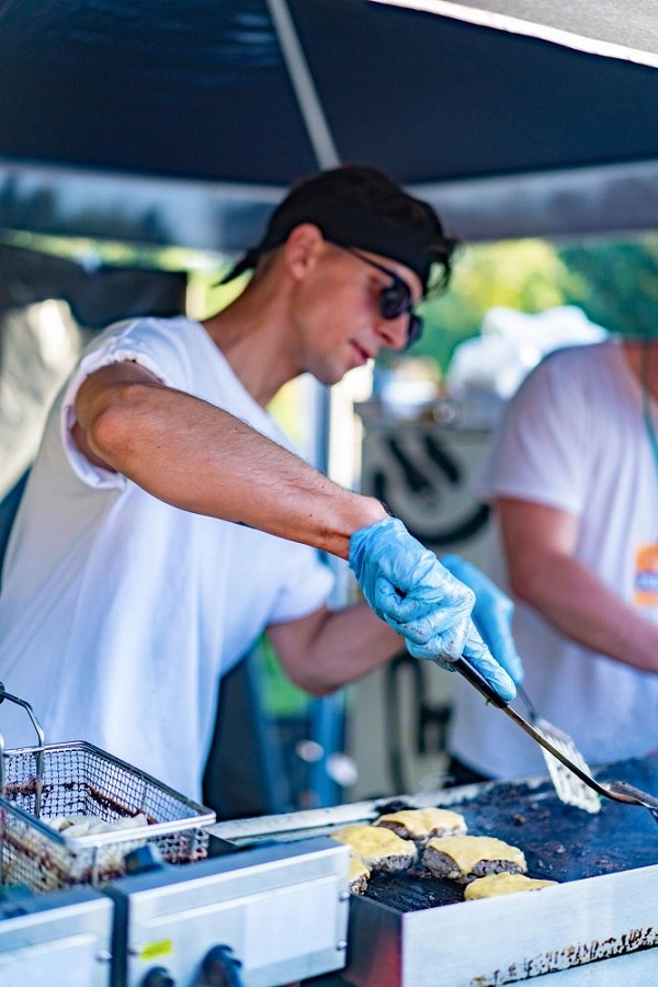 Wyposażenie wnętrza food trucka – grill, frytownica, gofrownica w zabudowie