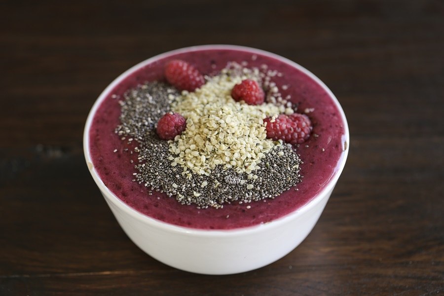 Smoothie bowl z owocami leśnymi i nasionami chia