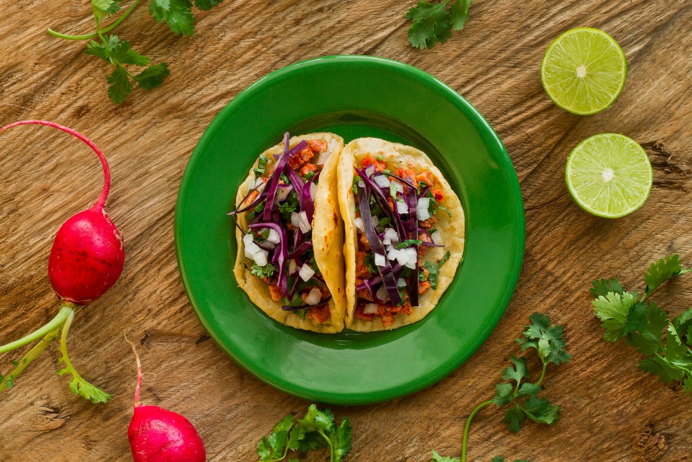 Mini tacos z hummusem i świeżymi warzywami