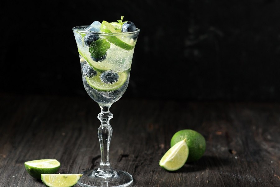 Kruszony lód w szklance mojito – efekt chłodzenia i dekoracji
