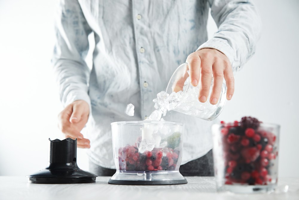 Przygotowanie smoothie z wykorzystaniem kruszonego lodu