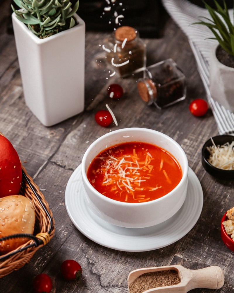 zupa pomidorowa w eleganckiej bulionówce