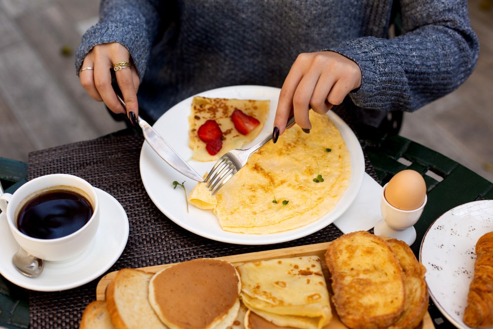 Śniadanie w restauracji – omlet i kawa